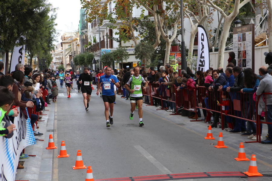 Cerca de mil corredores se han dado cita en la carrera que ha despedido el año en Lorca