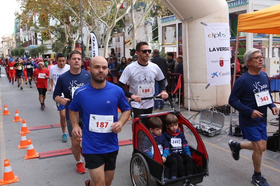 Cerca de mil corredores se han dado cita en la carrera que ha despedido el año en Lorca