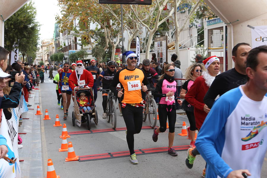 Cerca de mil corredores se han dado cita en la carrera que ha despedido el año en Lorca