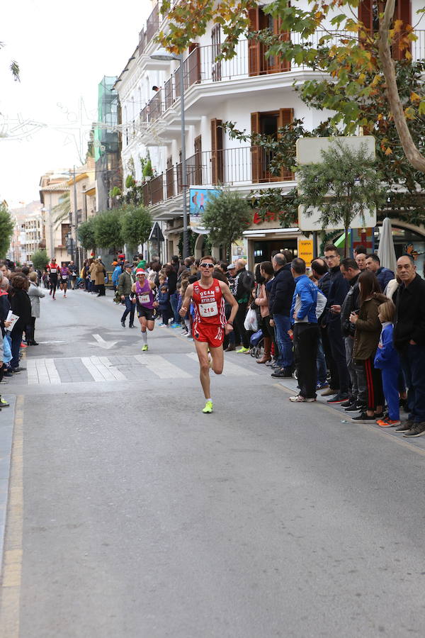 Miles de corredores han despedido el año corriendo por las calles de Lorca