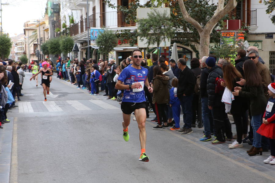 Miles de corredores han despedido el año corriendo por las calles de Lorca