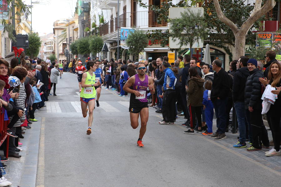 Miles de corredores han despedido el año corriendo por las calles de Lorca