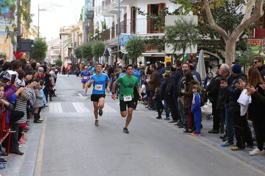 Miles de corredores han despedido el año corriendo por las calles de Lorca