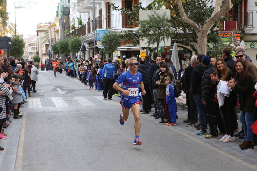 Miles de corredores han despedido el año corriendo por las calles de Lorca