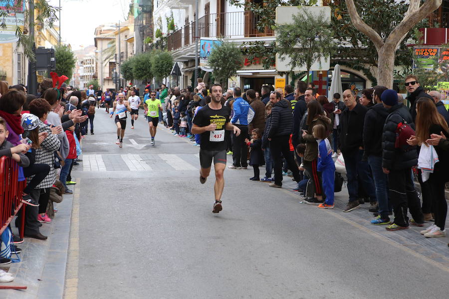 Miles de corredores han despedido el año corriendo por las calles de Lorca