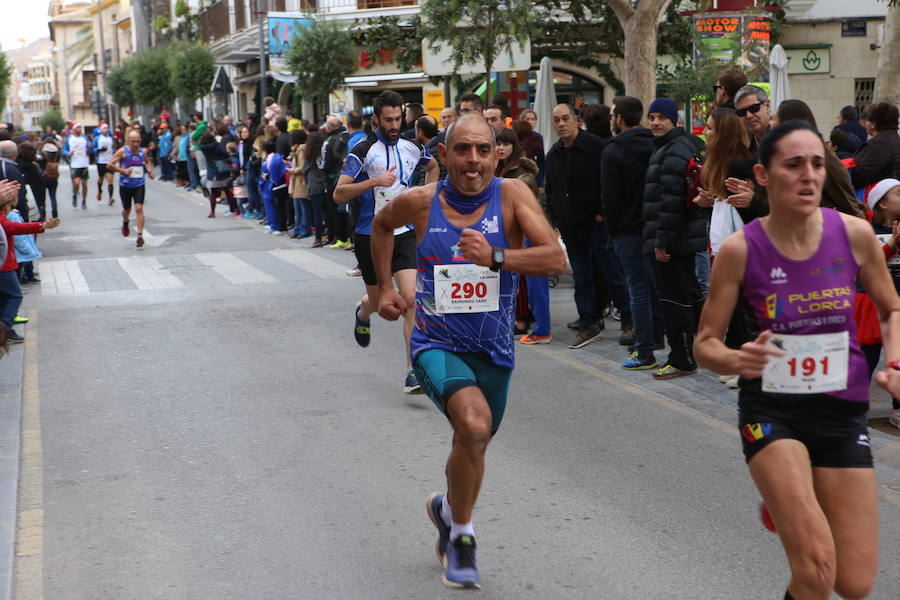 Miles de corredores han despedido el año corriendo por las calles de Lorca