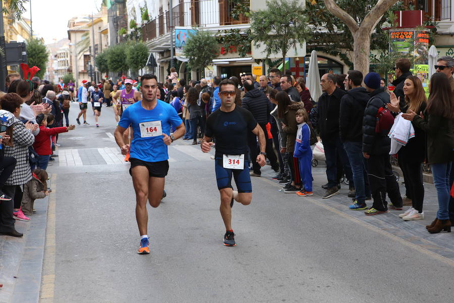 Miles de corredores han despedido el año corriendo por las calles de Lorca