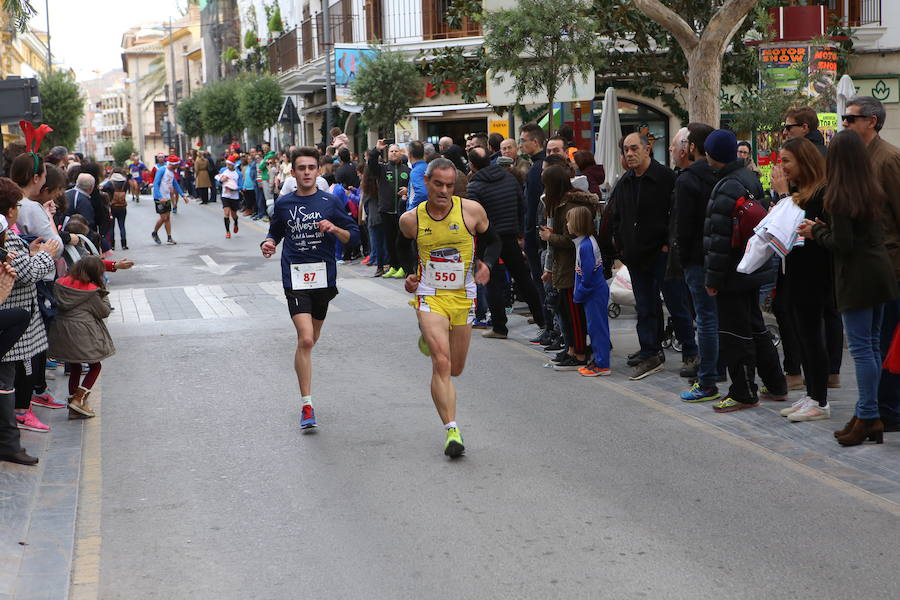 Miles de corredores han despedido el año corriendo por las calles de Lorca