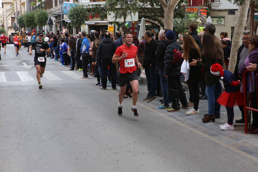 Miles de corredores han despedido el año corriendo por las calles de Lorca