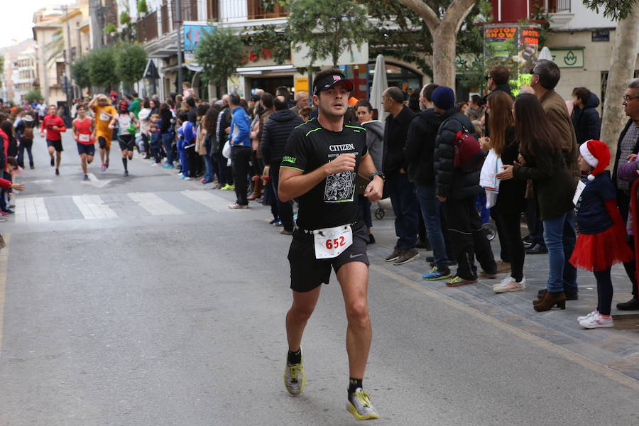 Miles de corredores han despedido el año corriendo por las calles de Lorca