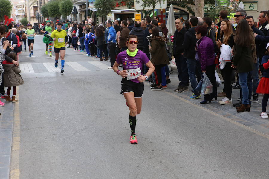 Miles de corredores han despedido el año corriendo por las calles de Lorca