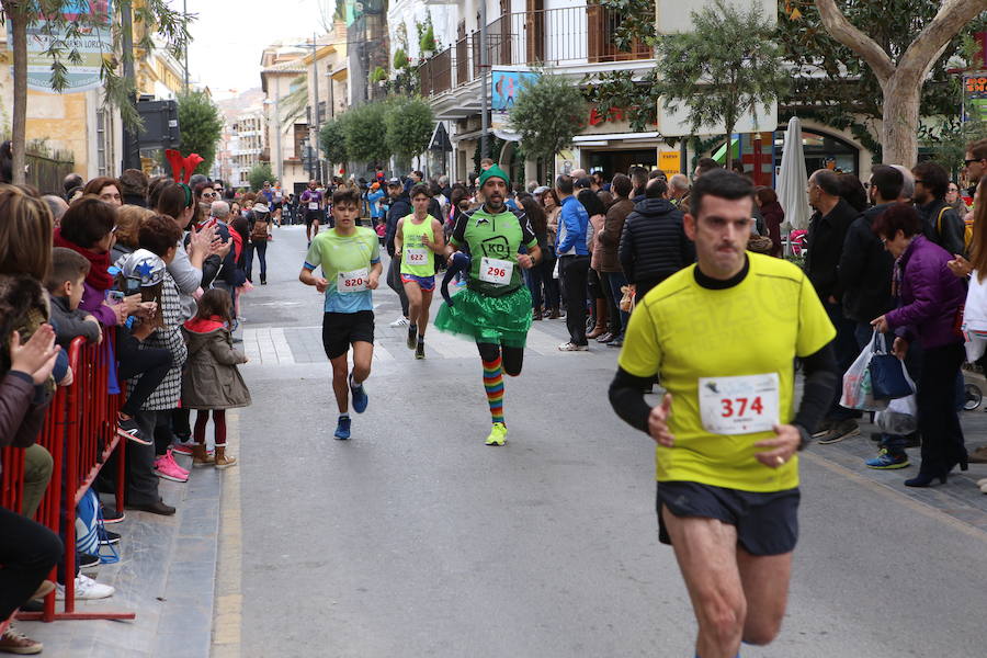 Miles de corredores han despedido el año corriendo por las calles de Lorca