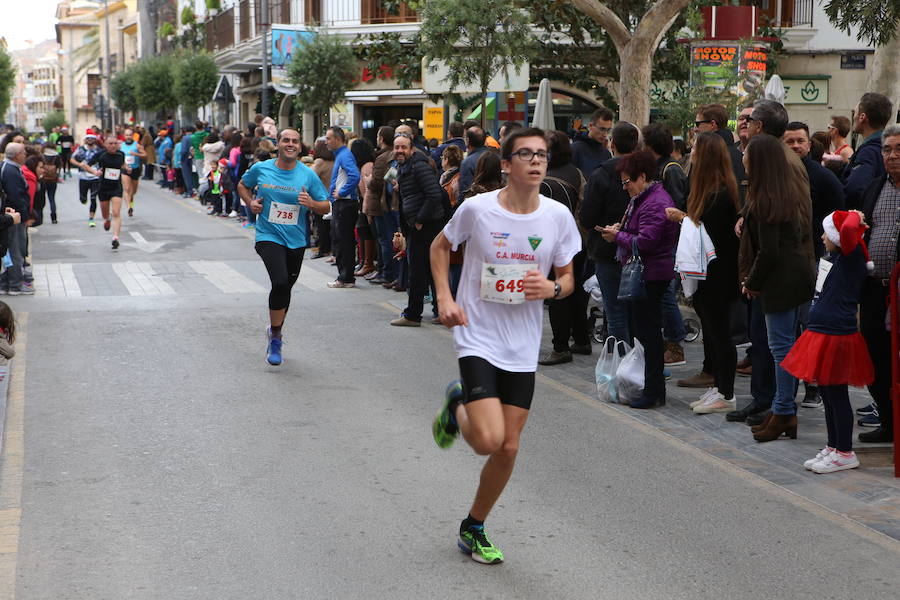 Miles de corredores han despedido el año corriendo por las calles de Lorca