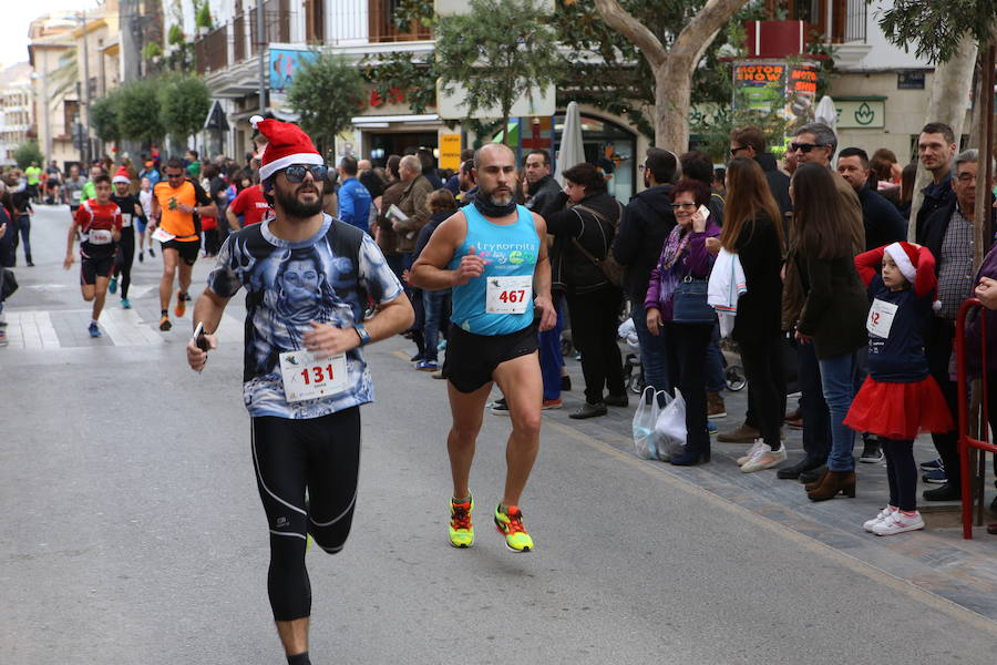 Miles de corredores han despedido el año corriendo por las calles de Lorca