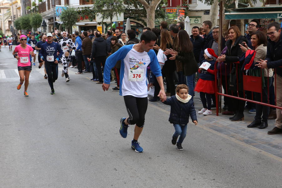 Miles de corredores han despedido el año corriendo por las calles de Lorca