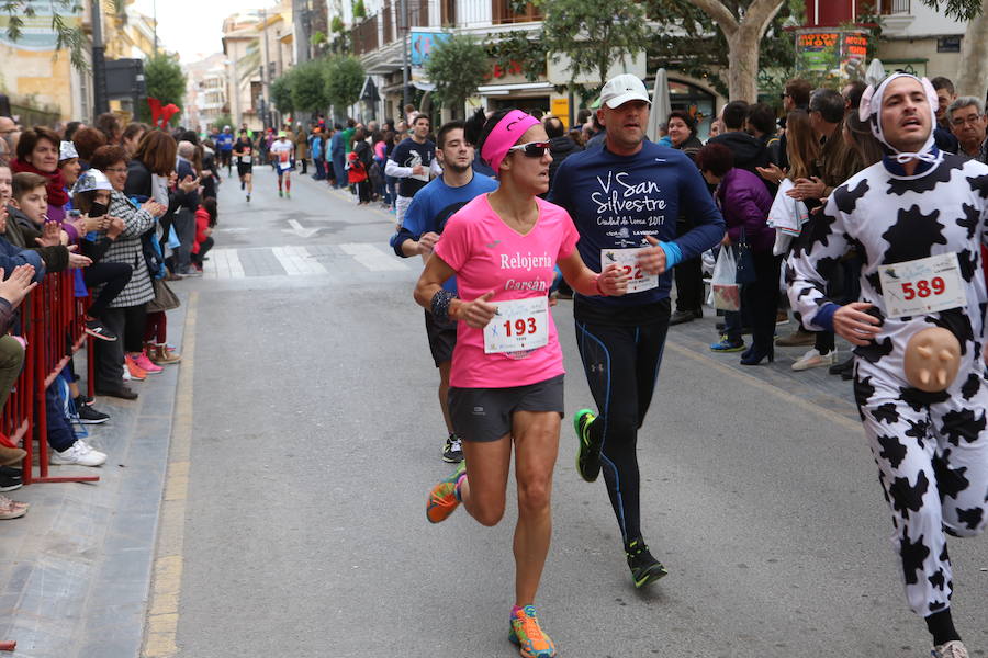 Miles de corredores han despedido el año corriendo por las calles de Lorca