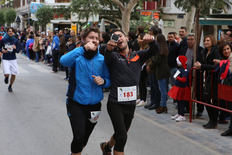 Miles de corredores han despedido el año corriendo por las calles de Lorca