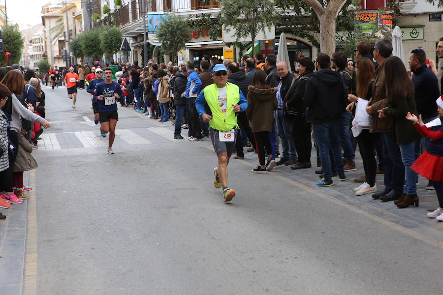 Miles de corredores han despedido el año corriendo por las calles de Lorca