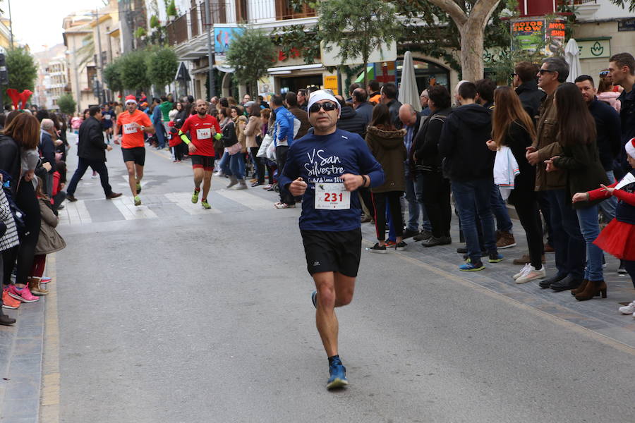 Miles de corredores han despedido el año corriendo por las calles de Lorca