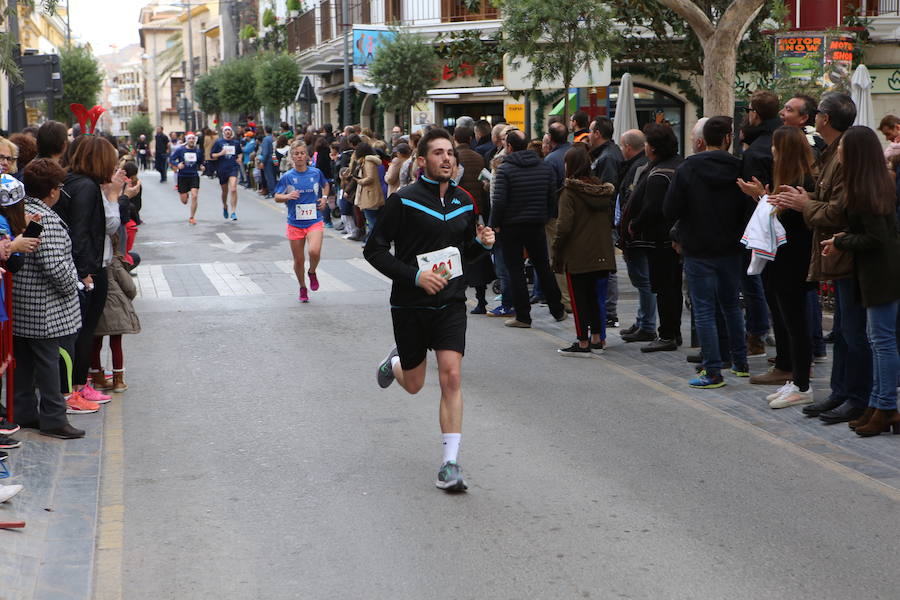 Miles de corredores han despedido el año corriendo por las calles de Lorca