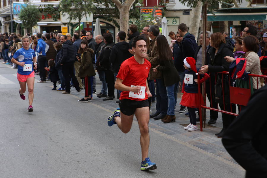 Miles de corredores han despedido el año corriendo por las calles de Lorca