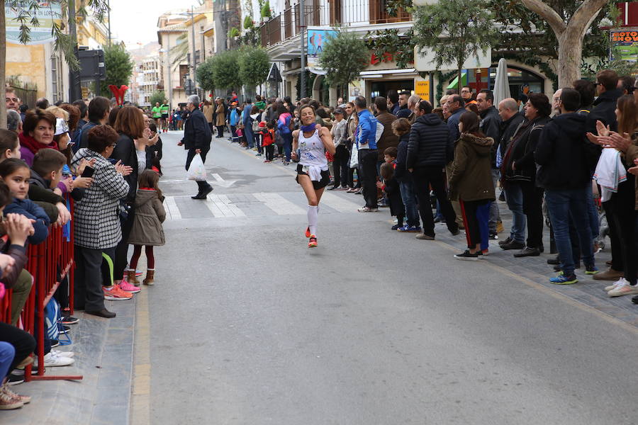 Miles de corredores han despedido el año corriendo por las calles de Lorca