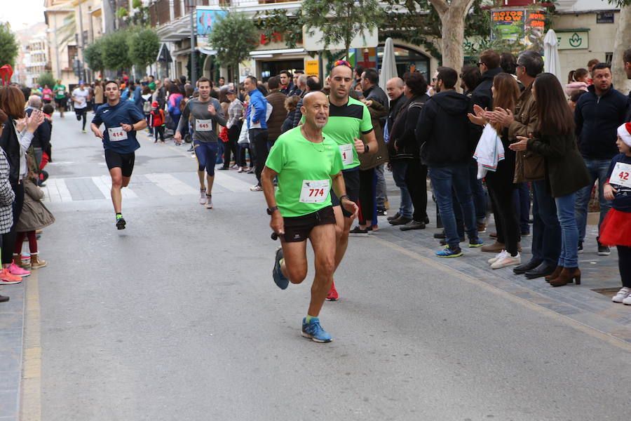 Miles de corredores han despedido el año corriendo por las calles de Lorca