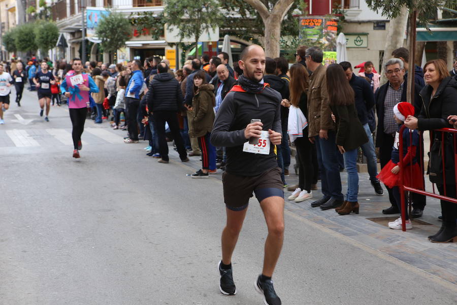 Miles de corredores han despedido el año corriendo por las calles de Lorca