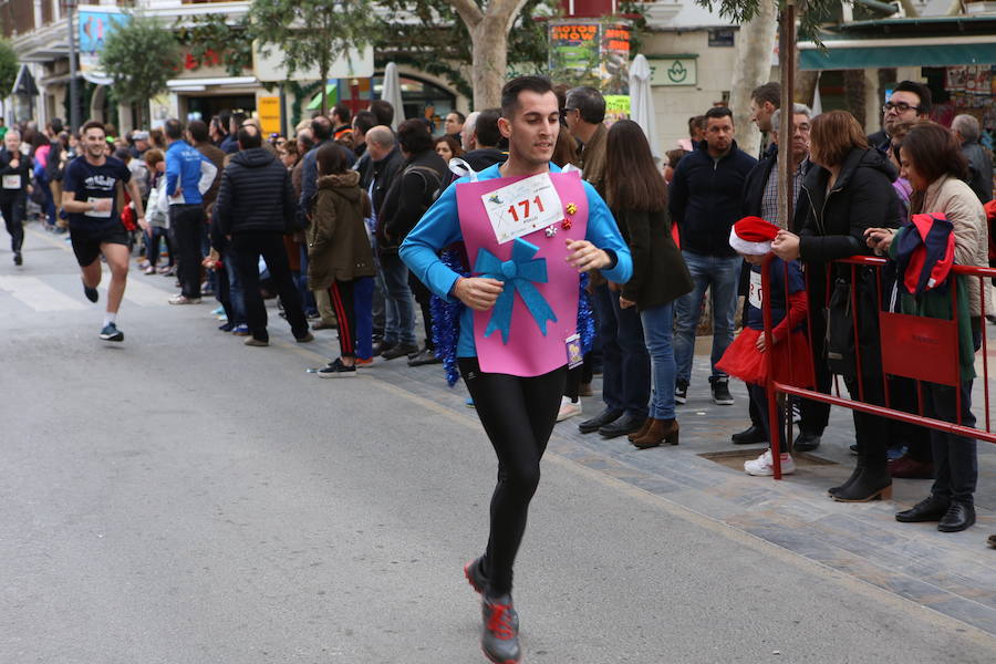 Miles de corredores han despedido el año corriendo por las calles de Lorca