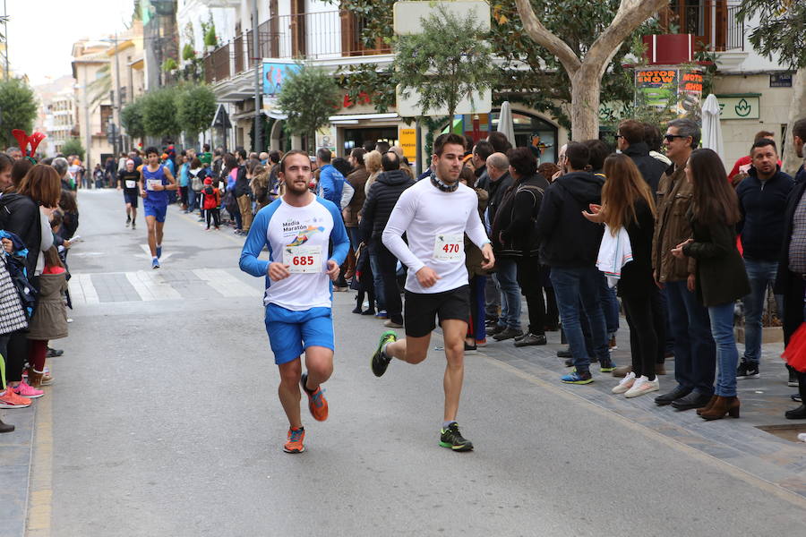 Miles de corredores han despedido el año corriendo por las calles de Lorca