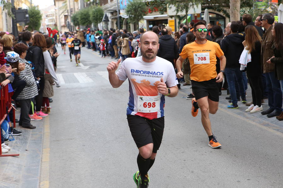 Miles de corredores han despedido el año corriendo por las calles de Lorca