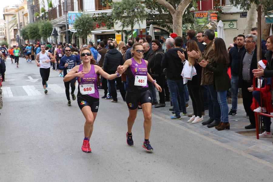 Miles de corredores han despedido el año corriendo por las calles de Lorca