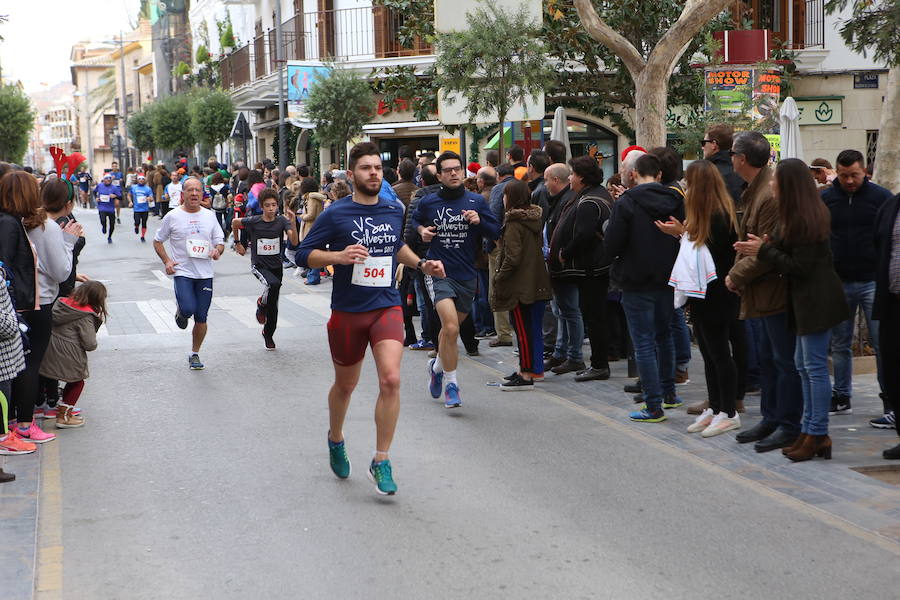 Miles de corredores han despedido el año corriendo por las calles de Lorca