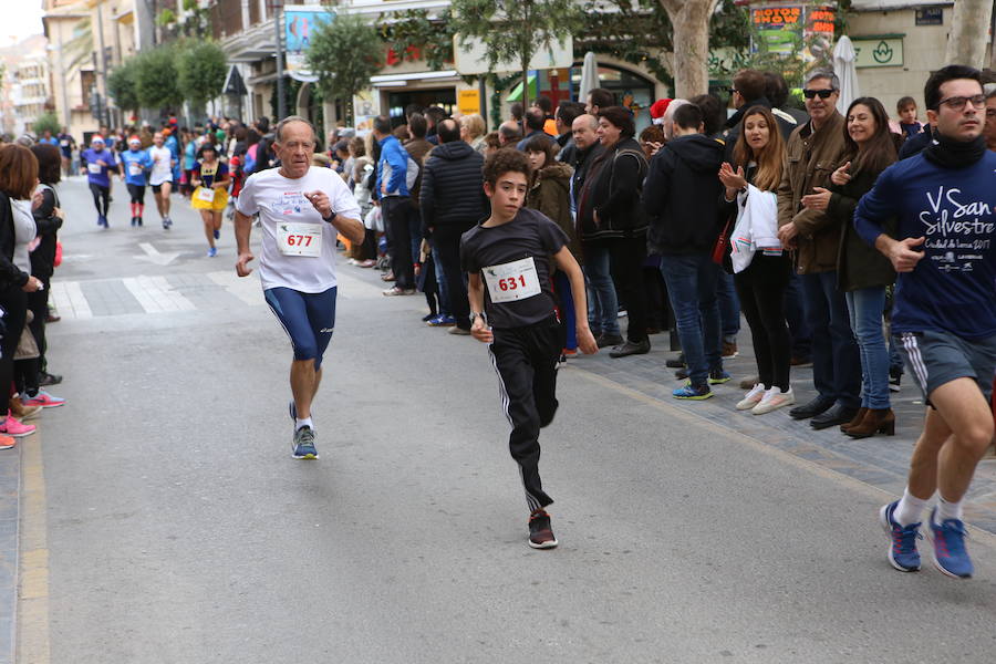 Miles de corredores han despedido el año corriendo por las calles de Lorca