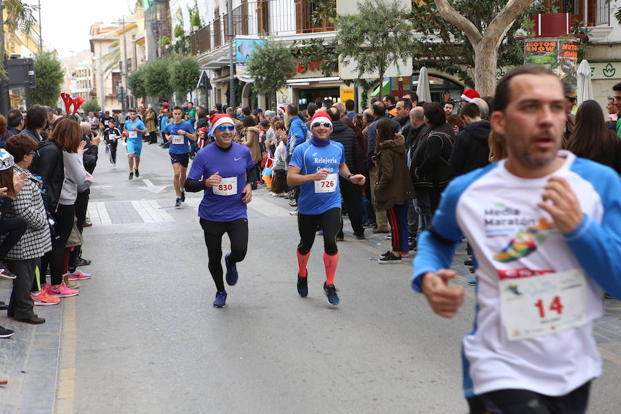 Miles de corredores han despedido el año corriendo por las calles de Lorca