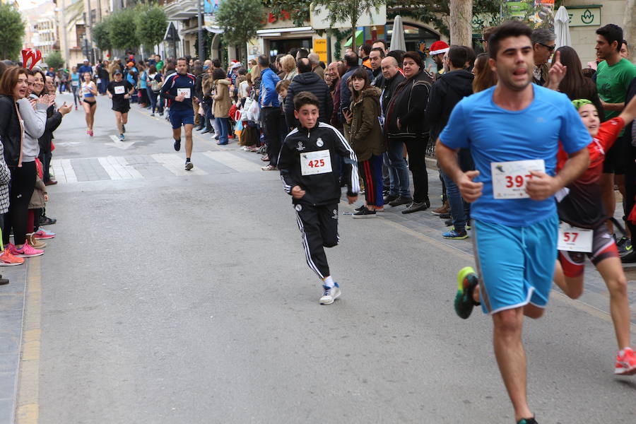 Miles de corredores han despedido el año corriendo por las calles de Lorca