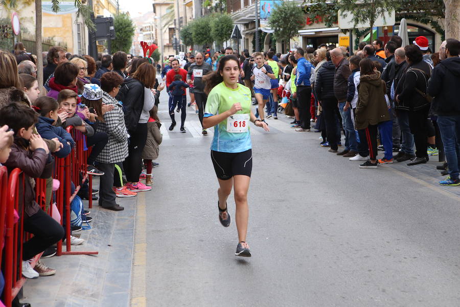 Miles de corredores han despedido el año corriendo por las calles de Lorca