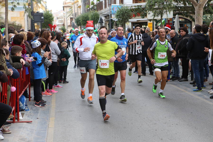 Miles de corredores han despedido el año corriendo por las calles de Lorca