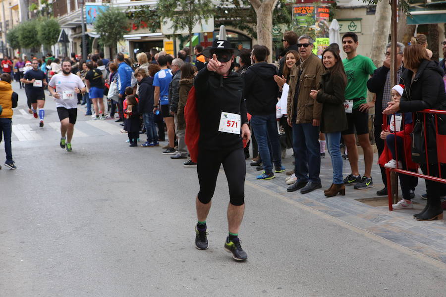 Miles de corredores han despedido el año corriendo por las calles de Lorca