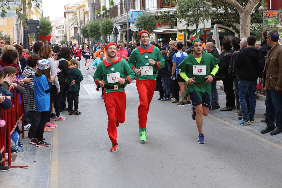 Miles de corredores han despedido el año corriendo por las calles de Lorca