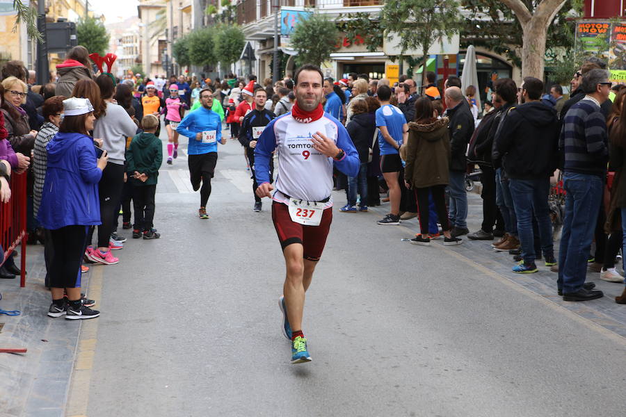 Miles de corredores han despedido el año corriendo por las calles de Lorca