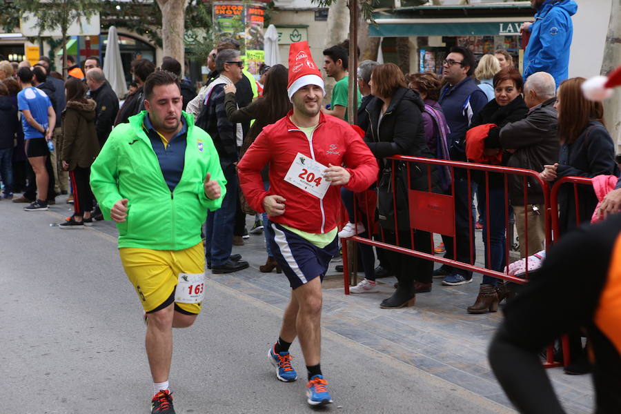 Miles de corredores han despedido el año corriendo por las calles de Lorca