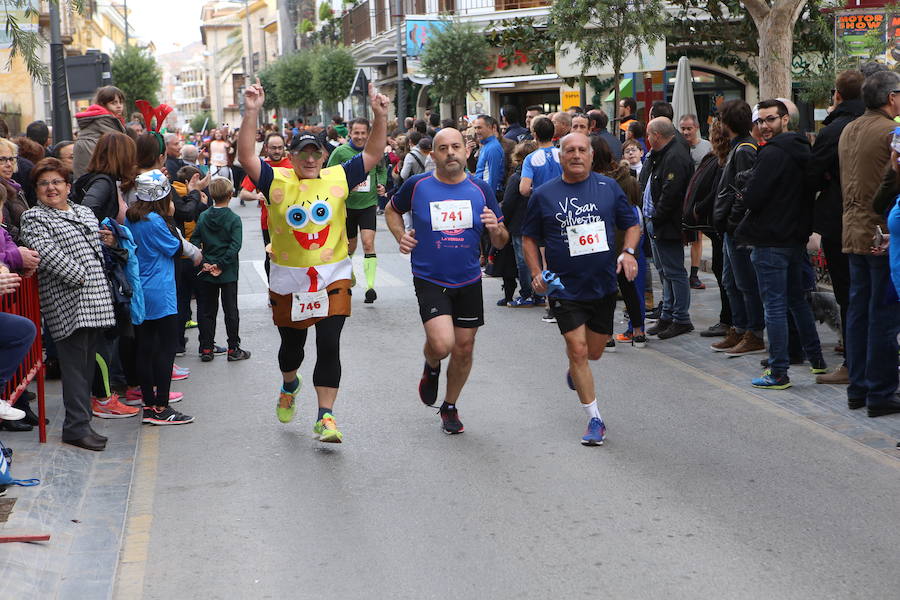 Miles de corredores han despedido el año corriendo por las calles de Lorca