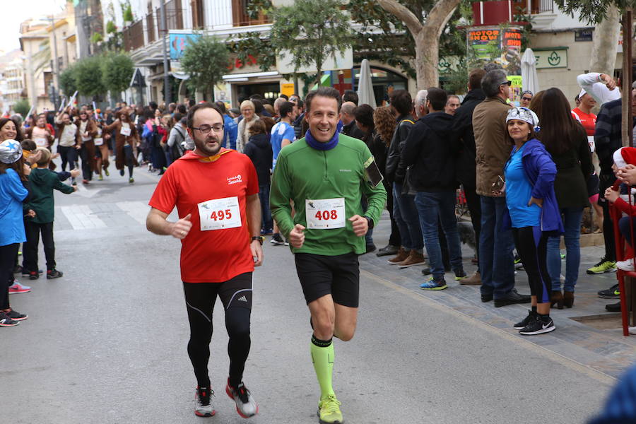 Miles de corredores han despedido el año corriendo por las calles de Lorca