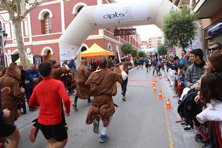 Miles de corredores han despedido el año corriendo por las calles de Lorca