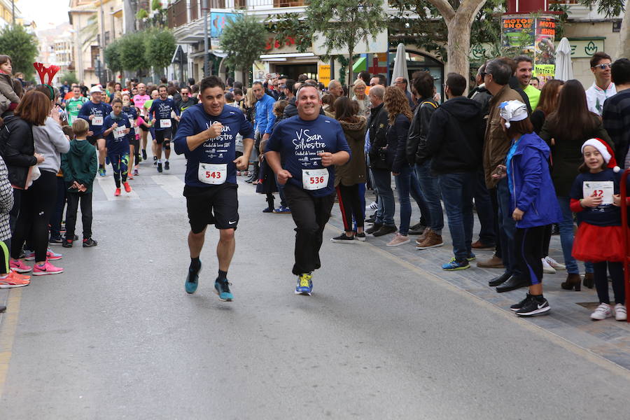 Miles de corredores han despedido el año corriendo por las calles de Lorca