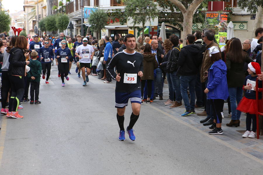 Miles de corredores han despedido el año corriendo por las calles de Lorca