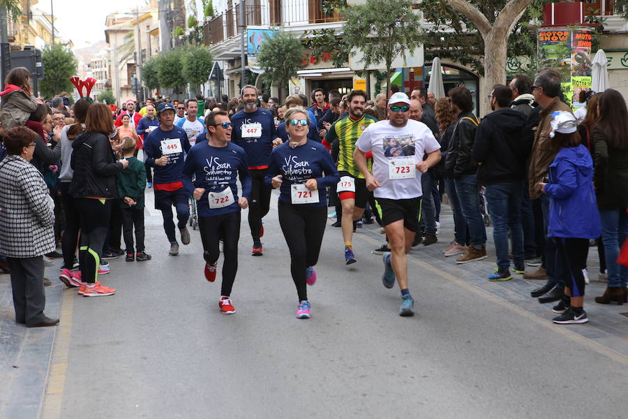 Miles de corredores han despedido el año corriendo por las calles de Lorca