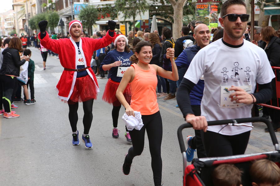 Miles de corredores han despedido el año corriendo por las calles de Lorca