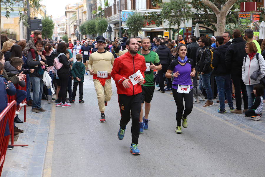 Miles de corredores han despedido el año corriendo por las calles de Lorca